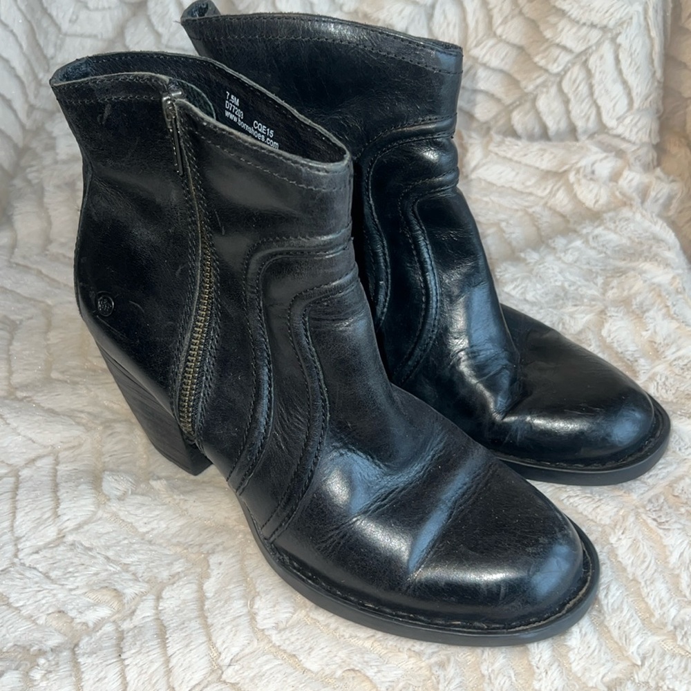 BORN WOMENS BOOTIES SIZE 7